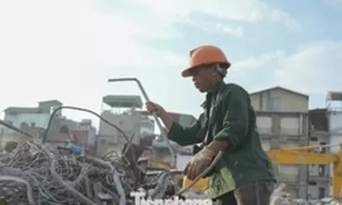 Mặt đường gần 50 độ C, lao động tự do kiệt sức giữa đợt nắng đỉnh điểm ở Hà Nội