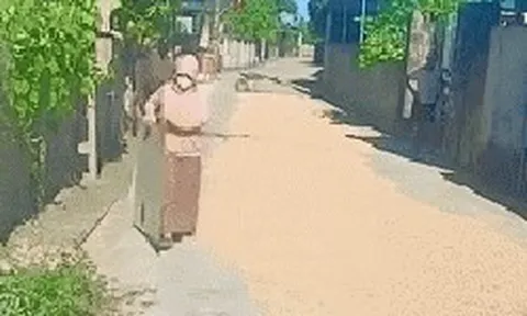 "Khóa" 2 đầu đường không cho ô tô qua để phơi lúa, công an làm việc với người vi phạm