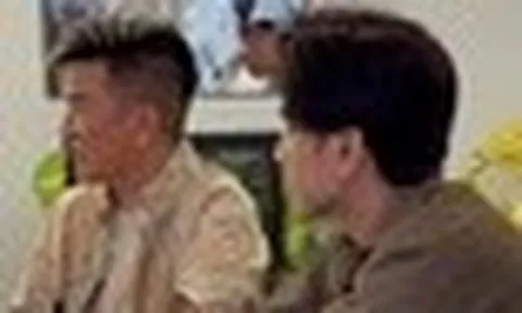 2 ca sĩ đình đám một thời giờ đi bán cafe gặp nhau, 1 người nói: "Xưa ít thấy ca sĩ, giờ như cá ngoài chợ"