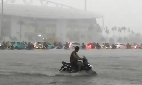 Hà Nội ngập sâu, đường phố tê liệt sau trận mưa to "trắng trời"