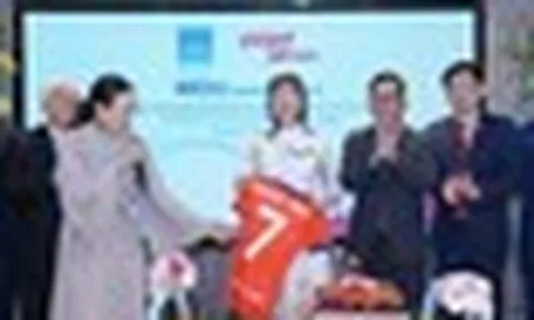 Tiến sĩ Nguyễn Thị Phương Thảo bắt tay Madam Pang
