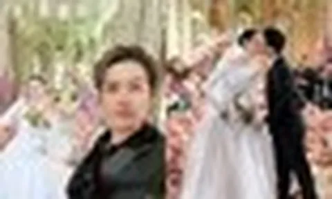 Tài tử bị cán nát chân bất ngờ lộ diện trong đám cưới thượng lưu đình đám, có mối quan hệ đặc biệt với cô dâu