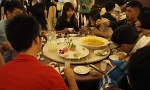 Nam sinh thi đỗ ĐH top đầu, bố mời cả họ tới mở tiệc linh đình nhưng 1 vị khách vừa tới đã nói thẳng: “Con anh nên thi lại ngay”