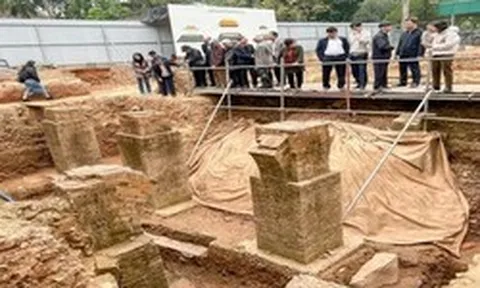 Đào đất, người dân Việt Nam phát hiện vật hình trụ dày 4m màu vàng lạ, chuyên gia xác nhận báu vật lớn nhất lịch sử