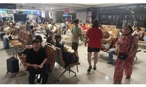Hành khách chờ ở Nội Bài 3 tiếng, về Hải Phòng lúc hơn 3 giờ sáng vì diều tại sân bay Cát Bi