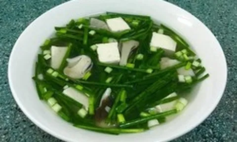 Loại lá được mệnh danh là "kháng sinh thực vật" hóa ra có thể nấu được bát canh ngon khiến họng dịu mát, phổi sạch trơn