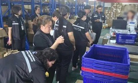 Đột kích một nhà kho, công an triệt phá đường dây buôn bán thực phẩm chức năng giả, tịch thu hơn 15.000 sản phẩm nhập lậu