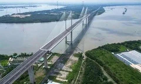 Cầu dây văng có tĩnh không cao nhất Việt Nam 'nằm chờ' cao tốc thông tuyến