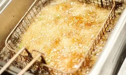 Quán gà rán Nhật Bản nổi tiếng tiết lộ về dầu chiên “truyền qua 3 đời”: Khẳng định là bí quyết giữ hương vị