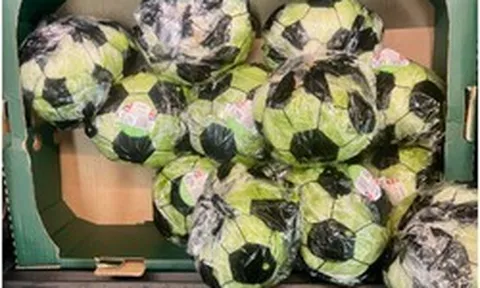 Xà lách cuộn hình bóng đá ở siêu thị giá 30 nghìn đang viral: Nhiều người mua vì tinh thần World Cup quá!