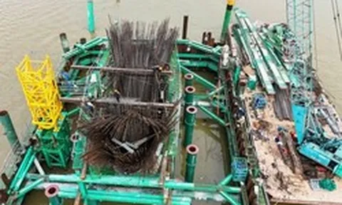 Các trụ chính cầu Trần Hưng Đạo vươn lên giữa sông Hồng