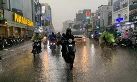 Bầu trời TPHCM tối sầm, mưa lớn kéo dài