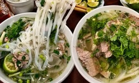Ăn phở suốt cả tuần không biết chán, cô gái Trung Quốc vẫn "tấm tắc khó hiểu", đến khúc vắt chanh thì netizen đồng loạt vào "nhắc nhẹ"