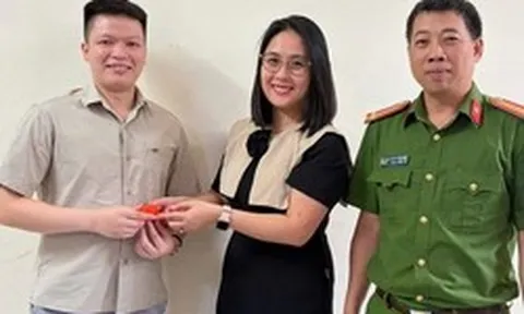 Phát hiện hộp màu đỏ có 2 nhẫn vàng trước cửa siêu thị, công an mời một người đàn ông lên xác minh