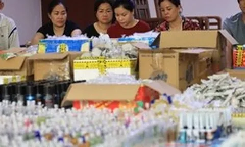 Cận cảnh khám xét đồng loạt nhiều địa điểm từ 'mắt xích' Hồ Thị Bảo Nhi, tịch thu 100.000 tang vật