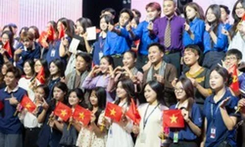 Gần 50 nghệ sĩ Nhà hát Kịch Việt Nam kể chuyện Bác Hồ trên sân khấu Trường Đại học Thăng Long