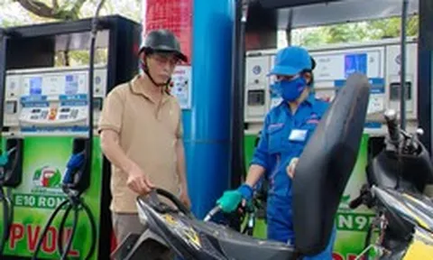 Giá xăng dầu tiếp tục giảm, có loại giảm gần 1.700 đồng/lít