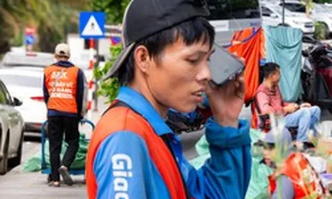 "Chờ em chút" và góc khuất nghề shipper giữa cao điểm nắng nóng 40 độ C ở Hà Nội: "Có lần đợi gần một tiếng, gọi lại thì khách bảo ngủ quên"