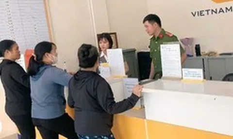 Phát hiện người phụ nữ SN 1954 rút 40 triệu đồng để giao dịch chuyển khoản, công an khẩn trương xác minh làm rõ