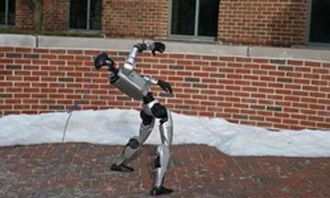 Cú lừa phía sau những pha ngã "chổng vó" của robot Trung Quốc