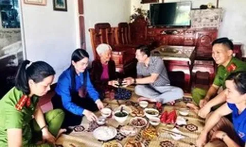 'Bữa cơm gia đình, ấm tình lòng Mẹ'