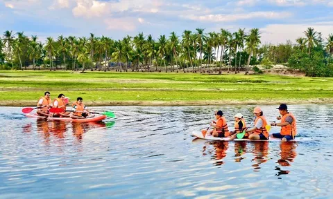 Du khách thích thú chèo thuyền, ngắm chim trên đầm nước ngọt sát biển ở Quảng Ngãi