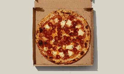 Vì sao bánh pizza hình tròn lại được đựng trong hộp vuông và cắt thành hình tam giác?