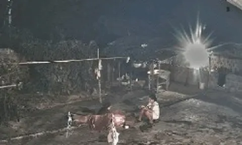 Nền sân xi măng bất ngờ phát nổ, cảnh tượng kinh hoàng khiến 2 chị em hốt hoảng bỏ chạy