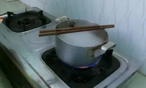 Vì sao nên đặt 1 chiếc đũa gỗ lên miệng nồi khi nước đang sôi?