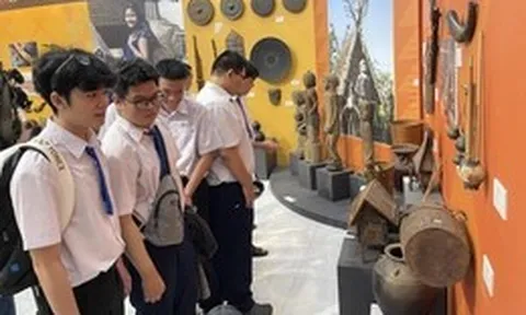 Cần Thơ triển lãm ảnh về Bác và 250 hiện vật chuyên đề văn hoá dân tộc