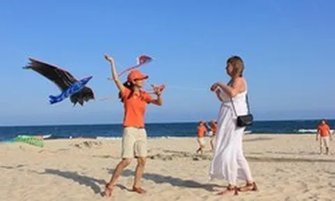 Phát hiện "con vật khổng lồ" trên bãi biển Sầm Sơn đúng dịp 2/9, hàng nghìn du khách chú ý