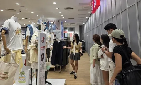 UNIQLO đầu tiên ở Đà Nẵng chưa khai trương đã hút khách đến chờ 'săn sale'