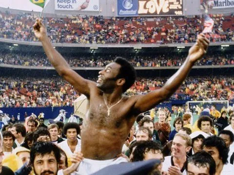 Bí mật của Pele: bị cấm đá bóng, bỏ lời thề do phá sản và một trọng tài bị đuổi vì… dám đuổi Pele