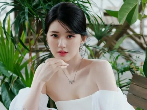 Triệu Lộ Tư ngồi bấm điện thoại, trợ lý quỳ gối cởi tất giúp