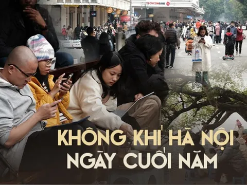 Hà Nội: Người người rủ nhau lên phố tận hưởng không khí ngày cuối năm, cà phê vỉa hè cũng kín khách ngồi