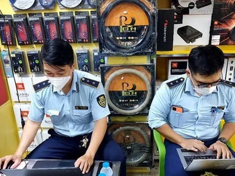 Loạt cửa hàng kinh doanh phụ kiện ô tô bị 'sờ gáy'