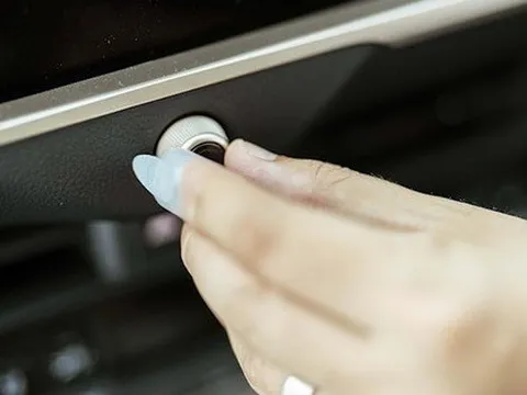 Vì sao các nhà thiết kế Toyota phải đeo móng giả khi phát triển xe?