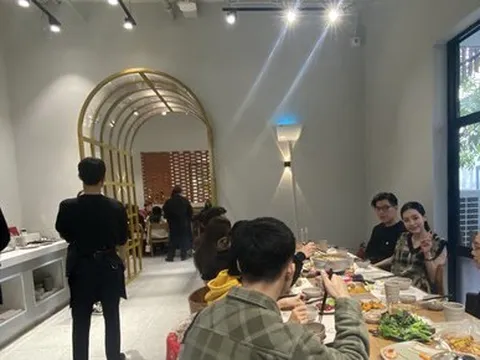 Hà Nội: Hàng quán 'cháy' bàn, khách muốn có chỗ phải đặt trước cả tuần