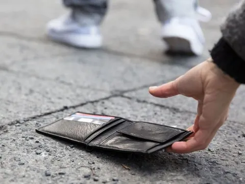 Đặt chiếc ví xuống đất, cô gái bị nhắc 'vuốt mặt không kịp': Không thay đổi đừng hỏi vì sao muôn kiếp nghèo