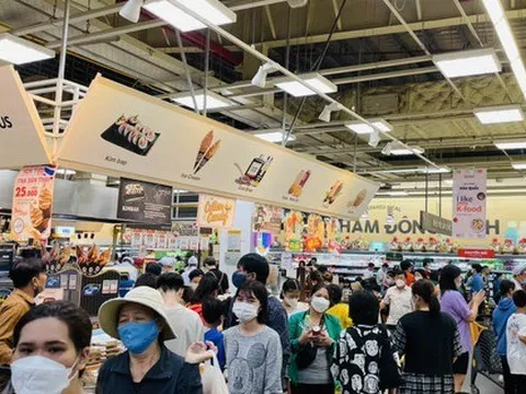 Người dân TP HCM đổ xô vào siêu thị mua gạo nếp, bánh mứt… ăn Tết