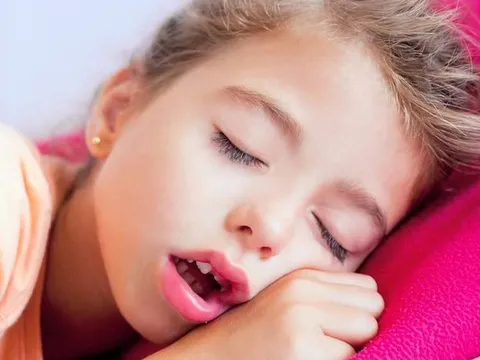 Trẻ thở bằng miệng và thở bằng mũi khi lớn lên sẽ có sự khác biệt lớn về ngoại hình: Cha mẹ không kịp uốn nắn sẽ khiến con lớn lên mặc cảm, tự ti