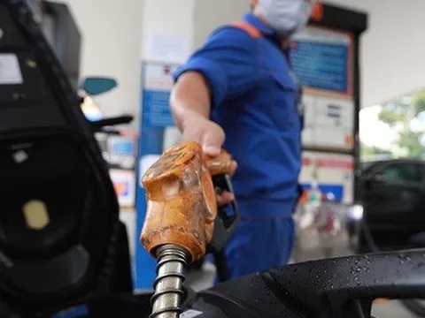 Đề xuất doanh nghiệp tự quyết giá bán lẻ xăng dầu