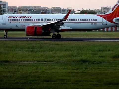 Ấn Độ truy lùng đại gia tiểu lên người khách nữ trên máy bay