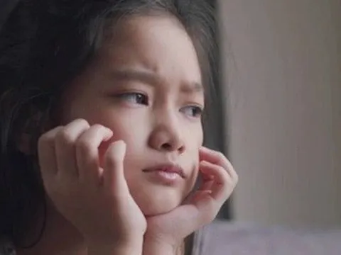 9 dấu hiệu của đứa trẻ lớn lên trong gia đình thiếu tình yêu thương: Cha mẹ đừng lơ là kẻo trẻ bị ảnh hưởng tâm lý cả đời