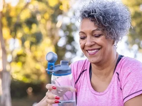 Hãy uống 8-10 cốc nước/ngày nếu không muốn chết sớm, già nhanh