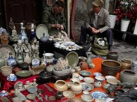 Du xuân Hà Nội: Đi chợ Tết mua đồ cũ