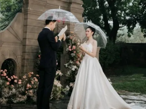 Biến lễ đường thành cổng trường học, cô dâu chú rể tổ chức đám cưới như trong phim