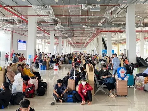 Ngày cao điểm Tết, Bến xe Miền Đông mới tấp nập người về quê