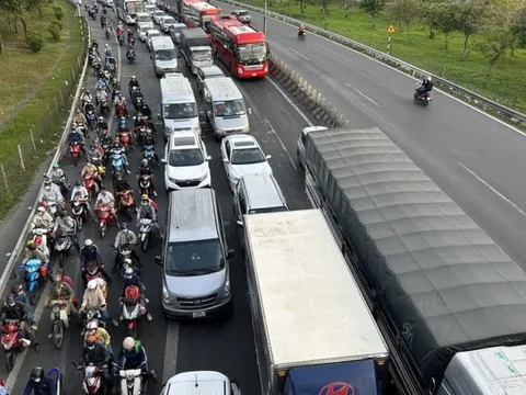 Ùn ứ giao thông tại cầu Mỹ Thuận vào chiều mùng 8 tết