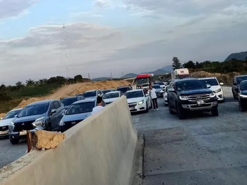 Né tắc đường, ô tô tràn vào tuyến cao tốc Phan Thiết - Dầu Giây chưa thi công xong